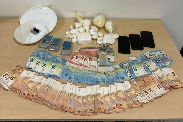 Maxi operazione antidroga tra Riviera ed entroterra: arrestato un 18enne, sequestrati 800 grammi di cocaina e 6mila euro Maxi operazione antidroga tra Riviera ed entroterra: arrestato un 18enne, sequestrati 800 grammi di cocaina e 6mila euro