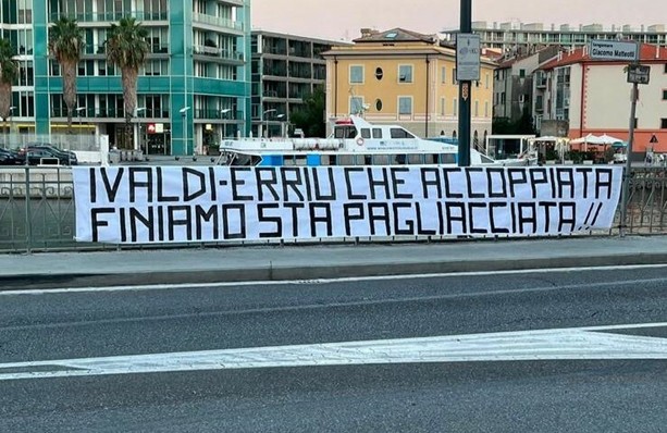Calcio | Savona. Caso ripescaggio, striscione dei tifosi contro Giulio Ivaldi e Cristina Erriu Calcio | Savona. Caso ripescaggio, striscione dei tifosi contro Giulio Ivaldi e Cristina Erriu
