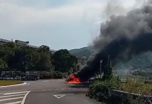 Andora, auto in fiamme: intervento dei Vigili del Fuoco (FOTO e VIDEO)