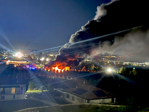 Alba: incendio in un capannone dismesso in via San Rocco. Non si esclude la presenza di persone all’interno [FOTO]