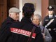 Il finto carabiniere arriva in taxi. Ad aspettarlo c’è il maresciallo del paese