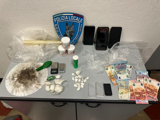 Radura tra i boschi di Loano e Boissano trasformata in centrale dello spaccio: due arresti e circa un etto di cocaina sequestrata