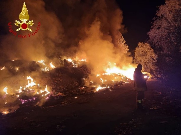 Tornano i roghi in via Guerra in attesa della chiusura del campo rom
