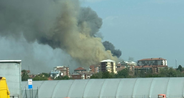 Colonna di fumo visibile in tutta Torino Sud: incendio in corso nella zona di Beinasco