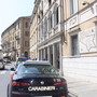 Calci e pugni al padrone di casa che lo ammoniva perché lo aveva sorpreso a orinare accanto al suo portone