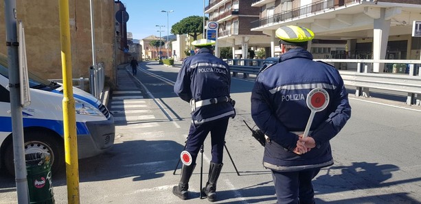 Zona rossa, controlli della polizia locale a Savona. Comandante Aloi: "Troppa gente in giro, vengano rispettate le regole" Zona rossa, controlli della polizia locale a Savona. Comandante Aloi: "Troppa gente in giro, vengano rispettate le regole"