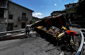 Roccavignale, gru sbanda e si ribalta: illeso il conducente del mezzo, traffico bloccato sulla Sp28 bis Roccavignale, gru sbanda e si ribalta: illeso il conducente del mezzo, traffico bloccato sulla Sp28 bis
