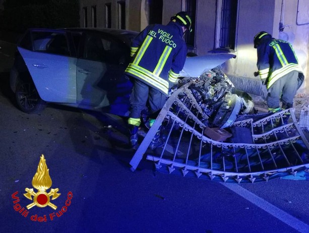Incidente nella notte a Besozzo: ragazzo di 24 anni finisce fuori strada con l'auto e sfonda un cancello Incidente nella notte a Besozzo: ragazzo di 24 anni finisce fuori strada con l'auto e sfonda un cancello