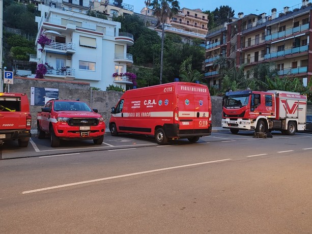Ventimiglia, proseguono senza sosta le ricerche dei due giovani dispersi in mare: ore di angoscia tra Cala del Forte e le Calandre Ventimiglia, proseguono senza sosta le ricerche dei due giovani dispersi in mare: ore di angoscia tra Cala del Forte e le Calandre