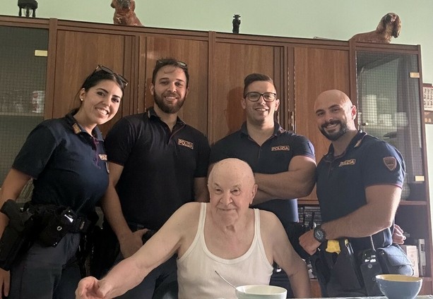 Torino, chiama il 112 perché si sente solo e gli agenti lo vanno a trovare a casa Torino, chiama il 112 perché si sente solo e gli agenti lo vanno a trovare a casa