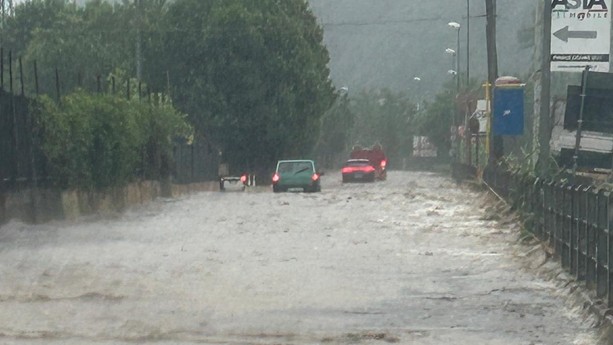 Finale, il maltempo mette in ginocchio la viabilità: strade chiuse e allagamenti, livello di guardia per il Pora (FOTO e VIDEO)