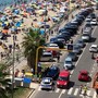 Litigi sulle spiagge in via Nizza tra stranieri e alle Fornaci tra venditori abusivi: intervento delle forze dell'ordine