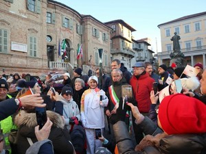 Dopo Cuneo la fiamma olimpica ha acceso anche Bra, La Morra e Alba [VIDEO E FOTO]