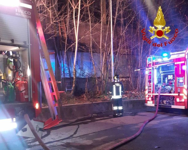 Nottata di fuoco a Varese, in fiamme quattro auto