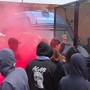 La Polizia in assetto antisommossa blocca l'accesso alle Ogr: tensione altissima e incidenti
