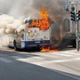 Paura a Moncalieri, un bus prende fuoco e le fiamme divorano il mezzo nel giro di pochi minuti [FOTO e VIDEO]