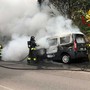 Auto in fiamme, paura in via Gasparotto