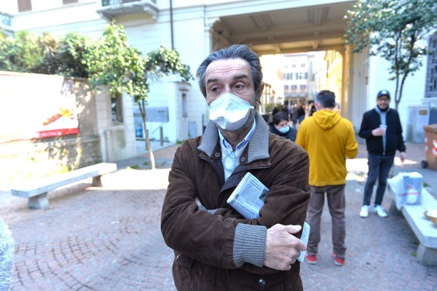 Attilio Fontana a spasso in centro a Varese: «I dati non sono confortanti, dobbiamo tenere duro»