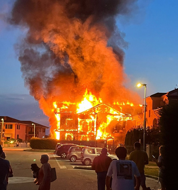 Spento l'incendio che ha distrutto un'abitazione a Cherasco: ancora in corso le operazioni di bonifica e messa in sicurezza [VIDEO]