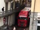 Non vede i cartelli di divieto di transito e si incastra sotto un balcone in centro a Canelli Non vede i cartelli di divieto di transito e si incastra sotto un balcone in centro a Canelli