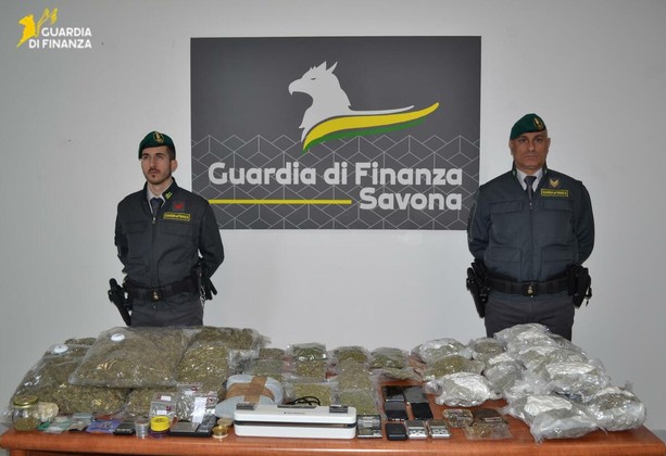 Traffico internazionale di marijuana per corrispondenza: sequestrati 30 kg da Spagna e Thailandia, 5 arresti Traffico internazionale di marijuana per corrispondenza: sequestrati 30 kg da Spagna e Thailandia, 5 arresti