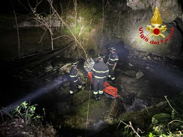Tragico rinvenimento a Barasso, recuperato un cadavere in un corso d'acqua