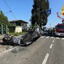 Auto esce di strada e vola contro un muro: paura a Solbiate Arne