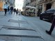 Lastra sollevata di diversi centimetri, pericolo per pedoni e ciclisti in via Garibaldi Lastra sollevata di diversi centimetri, pericolo per pedoni e ciclisti in via Garibaldi