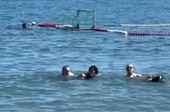 In difficoltà dalla boa rossa: giovane salvata dai cani di salvataggio Mirò, Noelle e Sophie (FOTO)