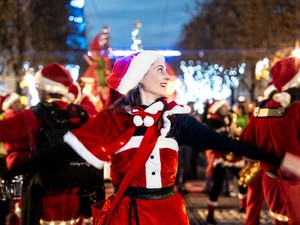 A Nizza torna la magia: oggi sfilano oltre 200 artisti per la Grande Parata di Natale (Foto)