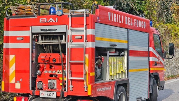 Fiamme a Santo Stefano Belbo: incendio distrugge il tetto di un cascinale in località Santa Libera