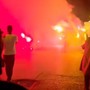 Bengala, fumogeni e fuochi d'artificio tra dehors e auto: è caos nella movida di Borgo Rossini  [VIDEO]