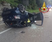 Varese, auto si ribalta in via Peschiera: ferito un ragazzo di 19 anni