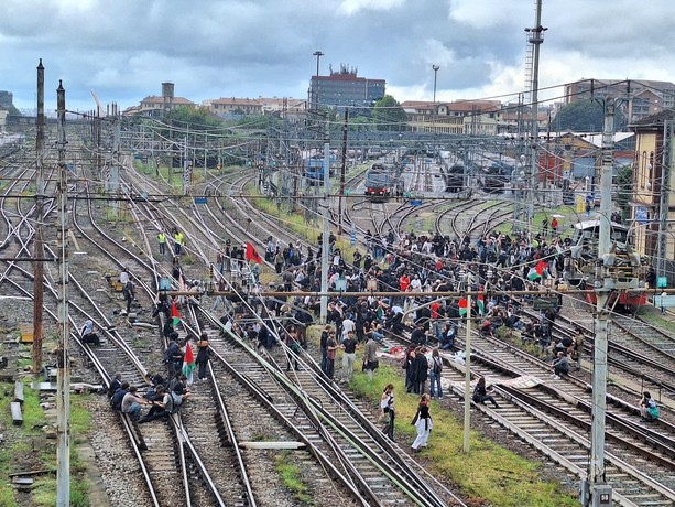 Sciopero generale per Gaza: manifestanti bloccano i binari dei treni, circolazione sospesa a Porta Nuova