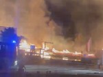 Le impressionanti immagini del rogo: incendio distrugge un magazzino di pellet e pallet a Vezza d'Alba [VIDEO]