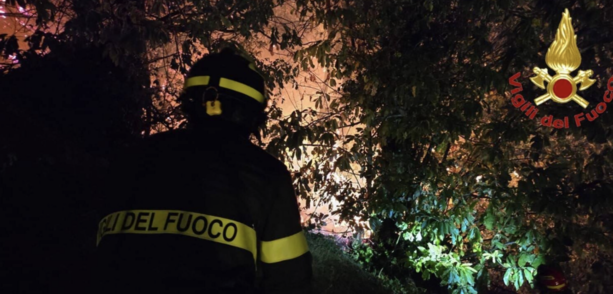Maxi incendio alle porte di Como, fiamme vicino alle abitazioni: evacuate cinque persone Maxi incendio alle porte di Como, fiamme vicino alle abitazioni: evacuate cinque persone