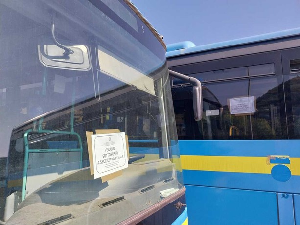 Caso Riviera Trasporti, scattano i sequestri: 18 bus fermati e 5 indagati, controlli a tappeto tra Imperia, Ceva e Ormea (foto)