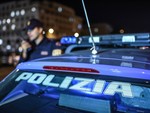 Centro storico, minacciata con un coltello e presa per il collo: donna derubata nel propio appartamento Centro storico, minacciata con un coltello e presa per il collo: donna derubata nel propio appartamento