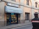 Albenga, rapina in una gioielleria di via Genova: caccia a due persone