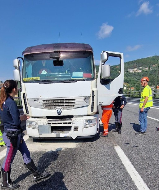 Incidente sulla A10 tra Celle Ligure e Varazze, coinvolti due mezzi pesanti: soccorsi mobilitati