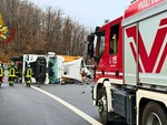 Camion si ribalta perdendo il contenuto: autista in codice giallo, traffico interrotto sulla A6 Camion si ribalta perdendo il contenuto: autista in codice giallo, traffico interrotto sulla A6