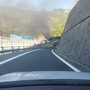 Camion in fiamme nella galleria Monte Sperone: A12 chiusa, traffico in tilt Camion in fiamme nella galleria Monte Sperone: A12 chiusa, traffico in tilt
