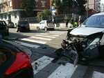 Scontro tra auto all’incrocio, ferita una persona [FOTO]
