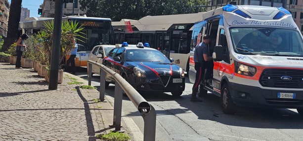 Aggressione all’autista del bus in piazza Montano, rotta una porta e sputi contro la conducente Aggressione all’autista del bus in piazza Montano, rotta una porta e sputi contro la conducente