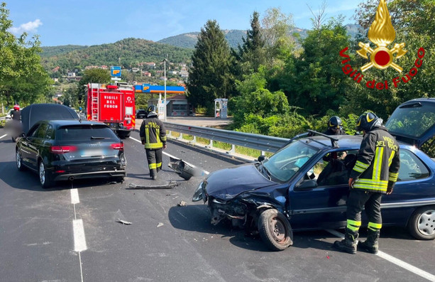 Scontro sulla Provinciale 1 tra Gavirate e Varese: tre persone ferite