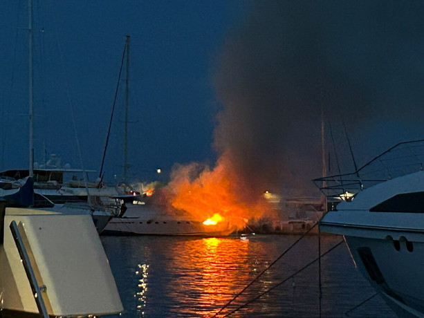 Yacht in fiamme a Portosole, alta colonna di fumo visibile da chilometri: scattano i soccorsi (foto)