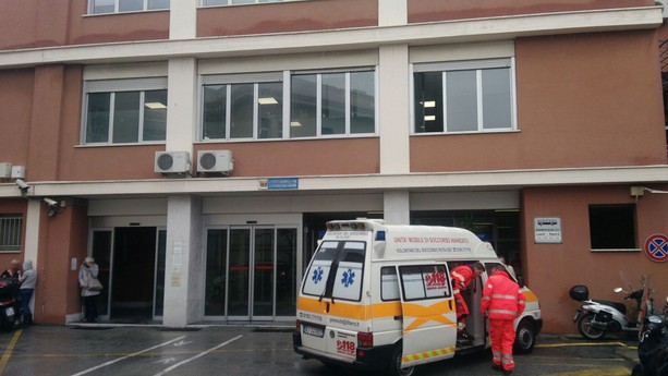 Covid, il San Martino sospende le visite ai pazienti ricoverati in 24 reparti Covid, il San Martino sospende le visite ai pazienti ricoverati in 24 reparti