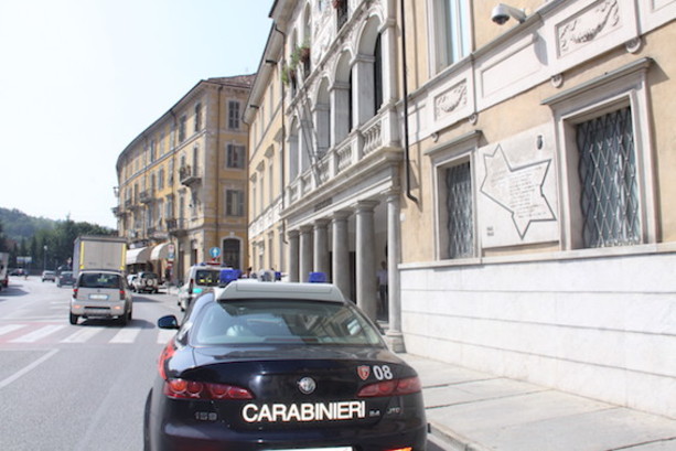 Calci e pugni al padrone di casa che lo ammoniva perché lo aveva sorpreso a orinare accanto al suo portone