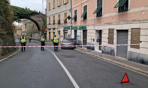 Donna travolta da un’auto a Borgoratti, il proprietario: “Ho azionato il freno a mano”