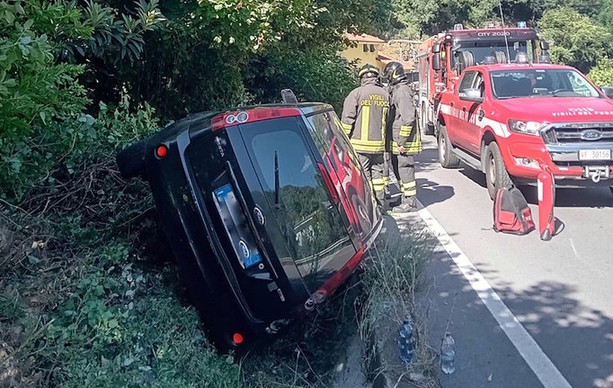 Savona, auto fuori strada in Via Nazionale Piemonte: soccorsi mobilitati